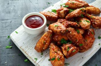 How to Reheat Chicken Wings to Keep Them Crispy and Delicious (9 best ways)