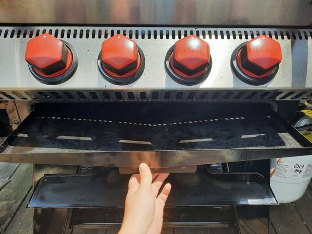 Slide-Out Grease Tray