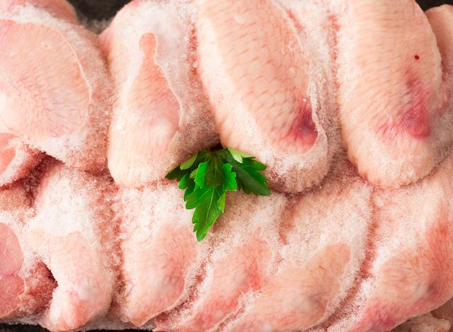 Thawing frozen chicken wings in the fridge Thawing frozen chicken wings in the fridge