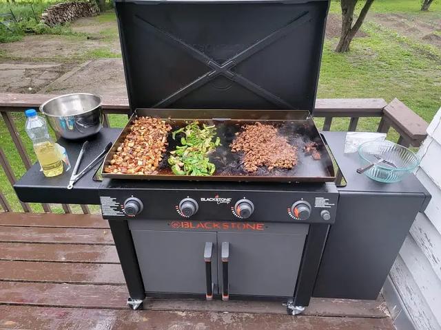 BLACKSTONE VS. PIT BOSS GRIDDLE: A COMPARISON OF VARIOUS FEATURES BLACKSTONE VS. PIT BOSS GRIDDLE: A COMPARISON OF VARIOUS FEATURES