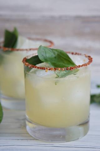 How to Make an Oaxacan Mezcal Cocktail How to Make an Oaxacan Mezcal Cocktail
